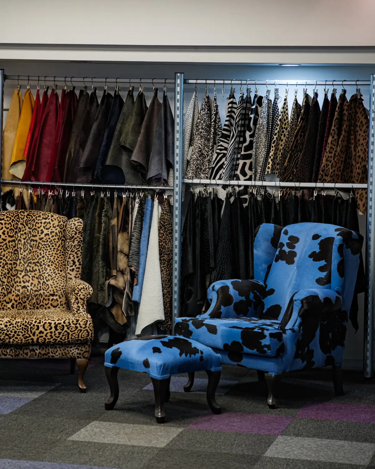 Showroomda deri koleksiyonu